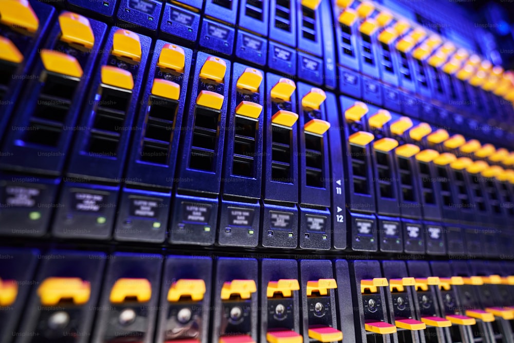 Dischi rigidi di network attached storage che garantiscono la sicurezza dei dati delle informazioni private sui server cloud
