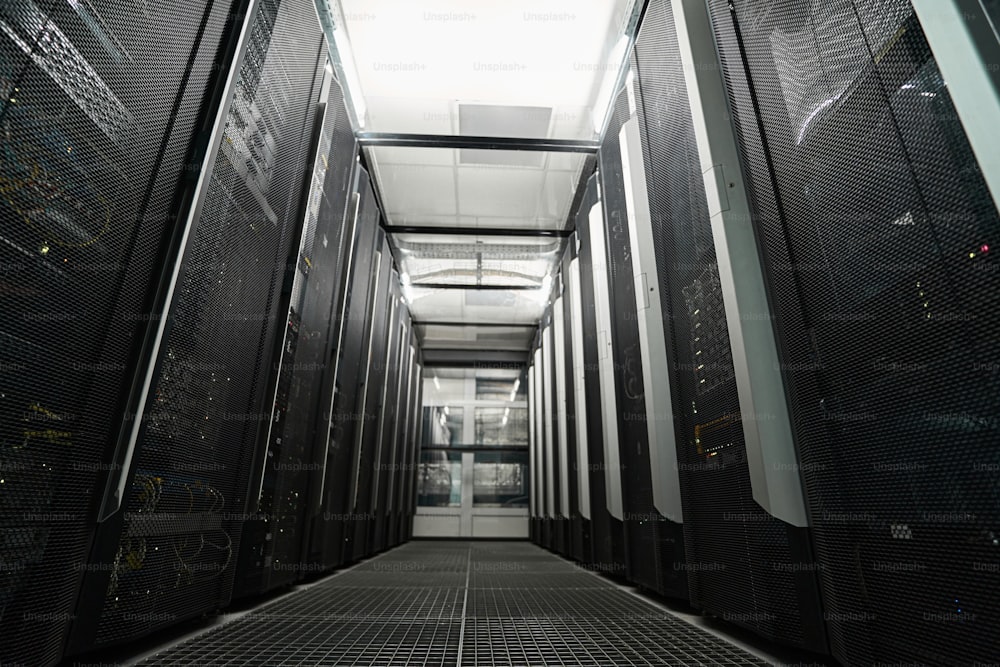 Passaggio vuoto tra armadi server in una stanza di conservazione dei dati