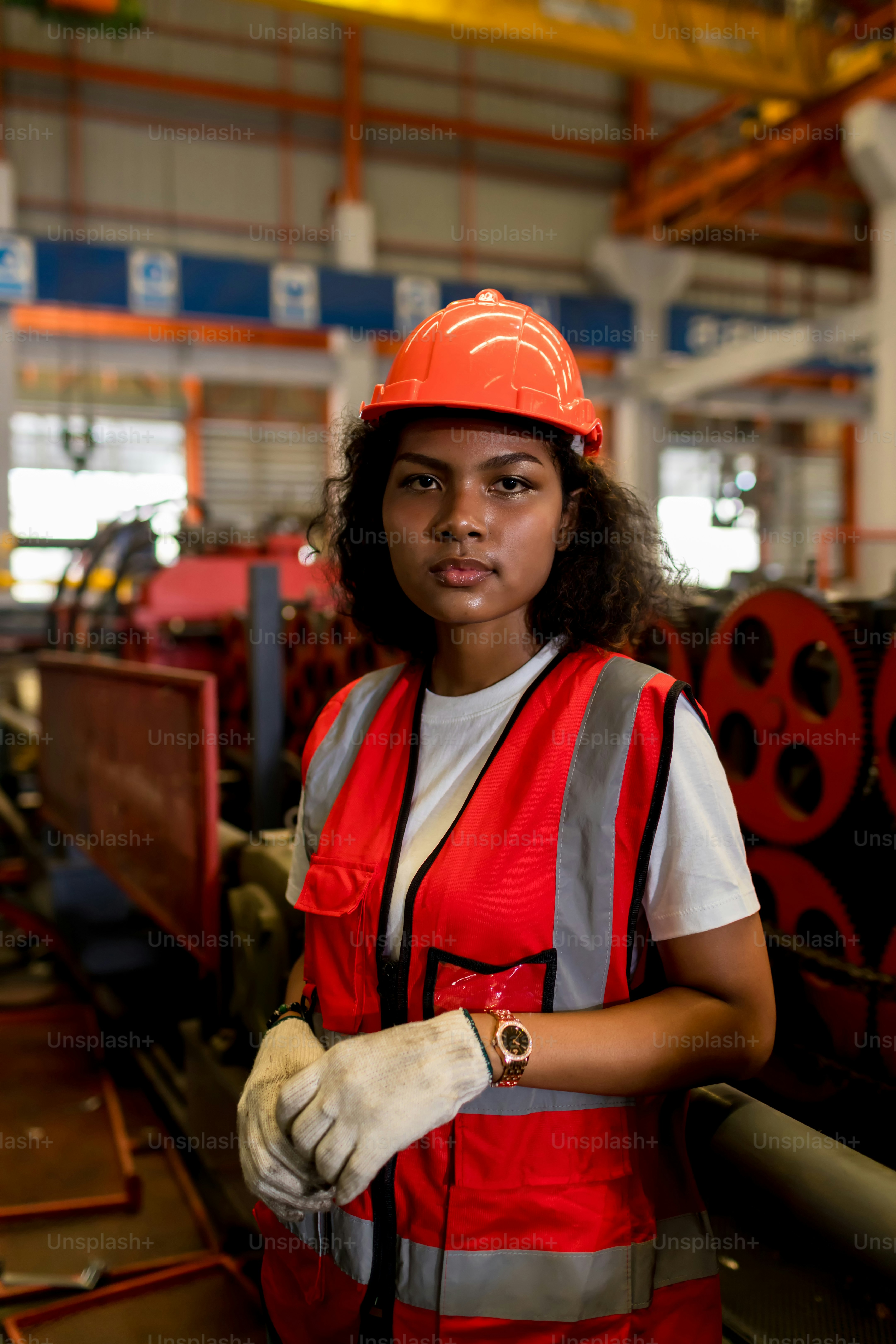 Vorarbeiter oder Arbeiter, der im Lager arbeitet. Konzept für Industrie- und Industriearbeiter. Bestelldetails der Arbeiterin und Überprüfung von Waren und Vorräten.