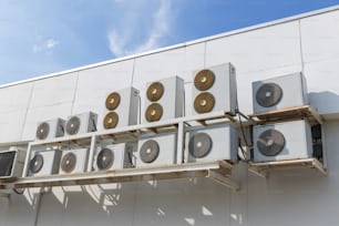 Klimaanlagenkompressor im Altbau installiert. Wechselrichter mit geteilter Wand für die Kompressoreinheit der Klimaanlage im Freien, der an der Außenseite des Gebäudes installiert ist. Klimaanlage, Kompressor, Außengerät