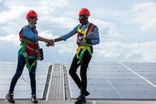 Ingeniero de trabajo configura el panel solar en la azotea. El ingeniero o el trabajador trabajan en paneles solares o células solares en el techo de un edificio comercial