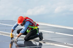 엔지니어는 옥상에 태양 전지판을 설치했습니다. 엔지니어 또는 작업자는 비즈니스 건물 옥상에서 태양 전지판 또는 태양 전지 작업을 합니다.