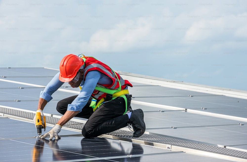 Ingenieur Arbeitseinrichtung Sonnenkollektor auf dem Dach. Ingenieur oder Arbeiter arbeiten an Sonnenkollektoren oder Solarzellen auf dem Dach des Geschäftsgebäudes