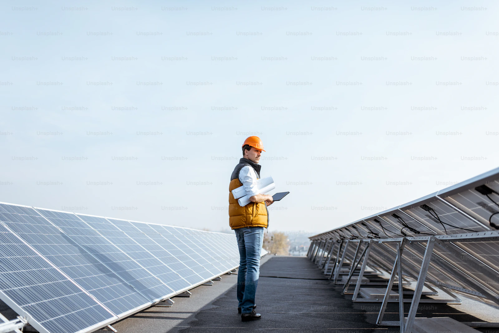 Engineer inspecting a rooftop solar power plant