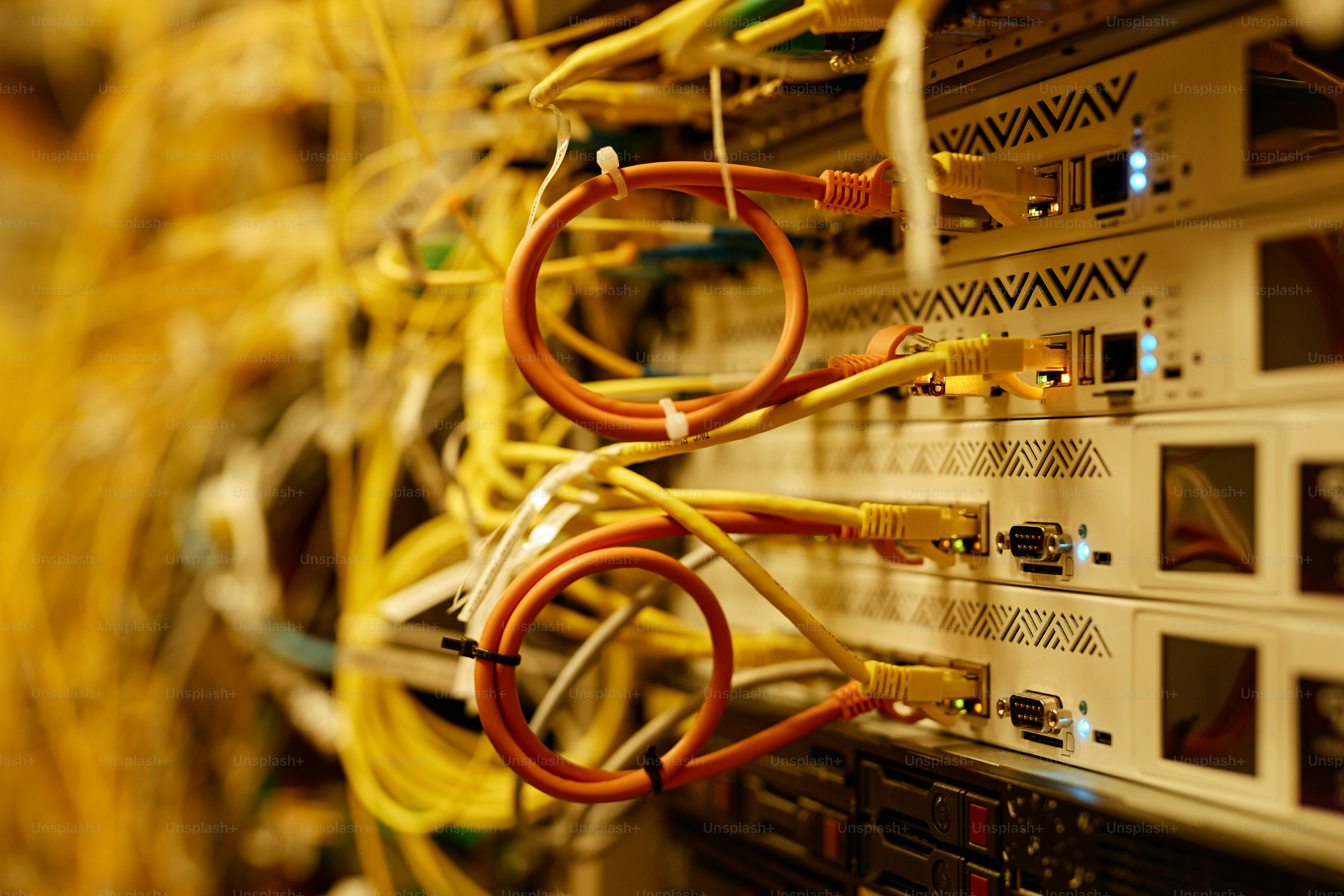 Un rack de servidores con switches y cables de red iluminados.