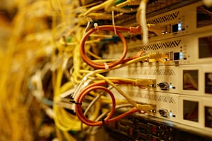 Hintergrundmakroaufnahme von Kabeln und Drähten, die an Server angeschlossen sind, Kopierraum
