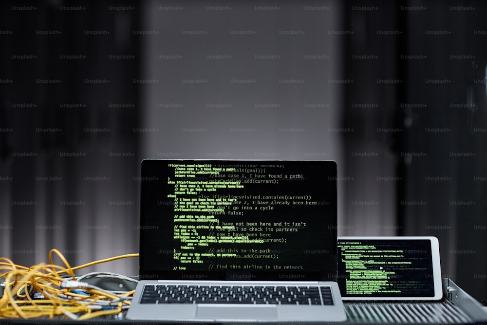 Imagem de fundo mínima do computador portátil com linhas de código verde na tela na sala do servidor, segurança de dados, espaço de cópia