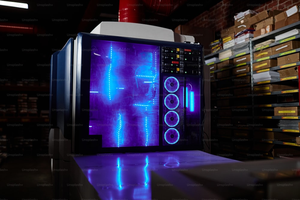 Imagen de fondo del taller de la fábrica con enfoque en la máquina que brilla en la oscuridad, espacio de copia