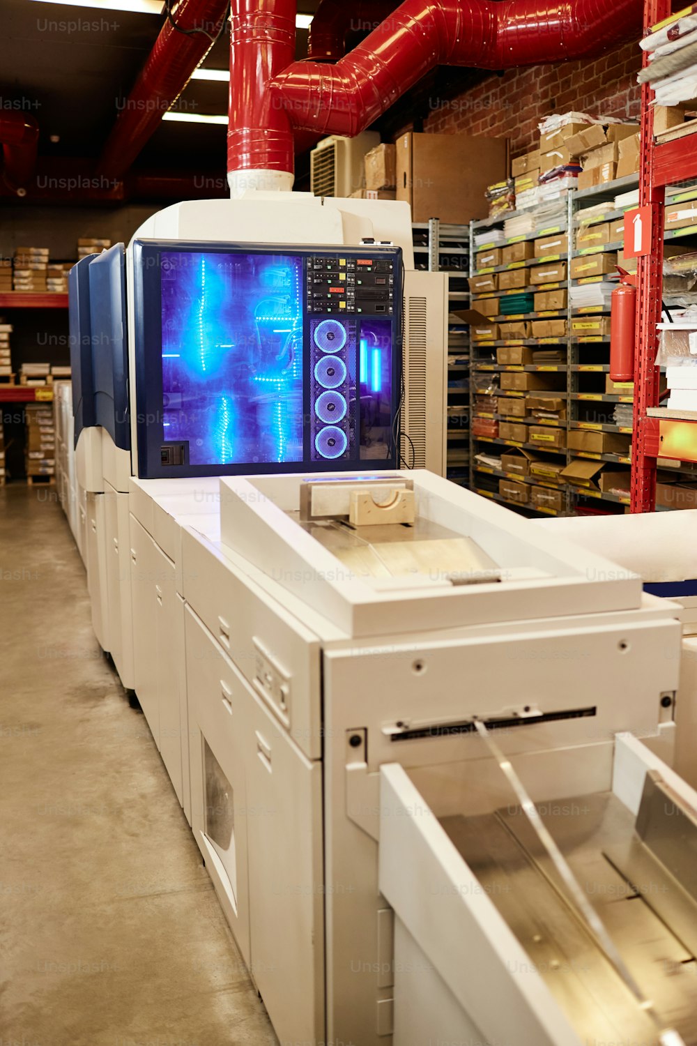 Hintergrundbild der Druckereiwerkstatt mit Fokus auf leuchtende Druckmaschine