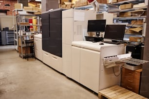 Imagem de fundo da oficina da fábrica de impressão com foco na máquina industrial, espaço de cópia