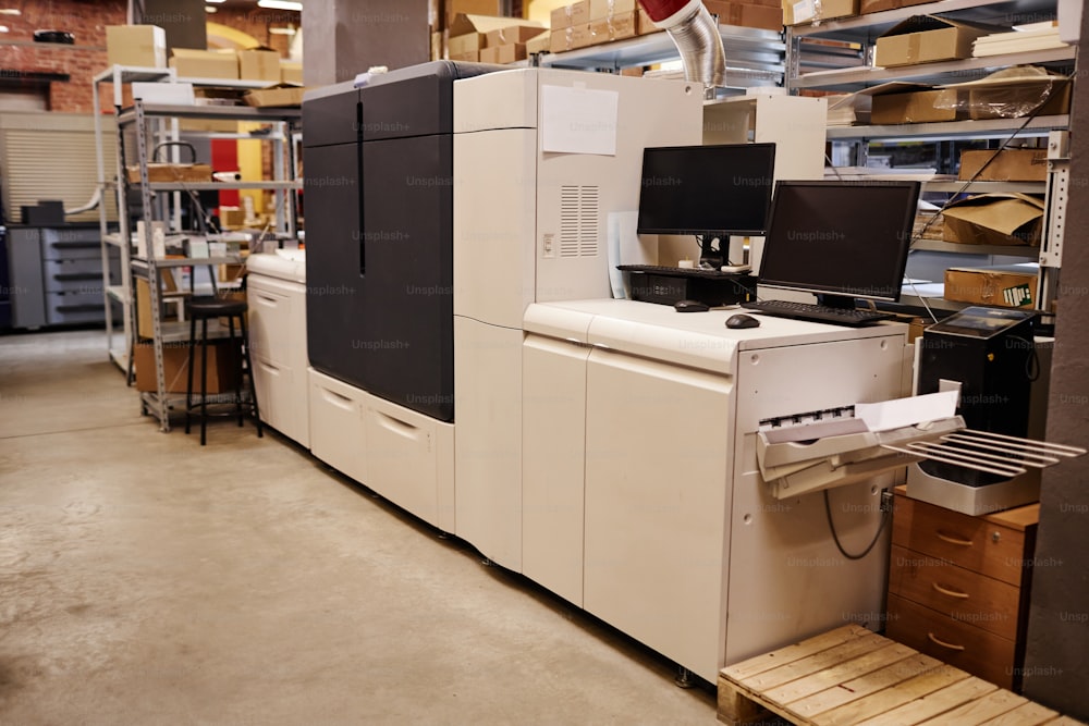 Imagem de fundo da oficina da fábrica de impressão com foco na máquina industrial, espaço de cópia