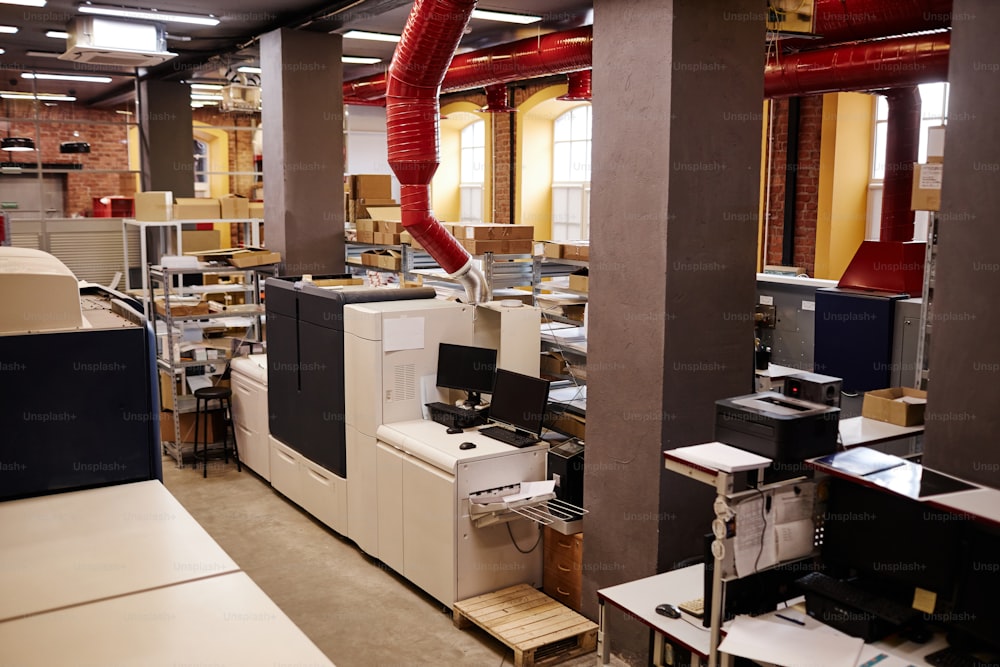 Imagem de fundo grande angular da oficina da fábrica de impressão, espaço de cópia