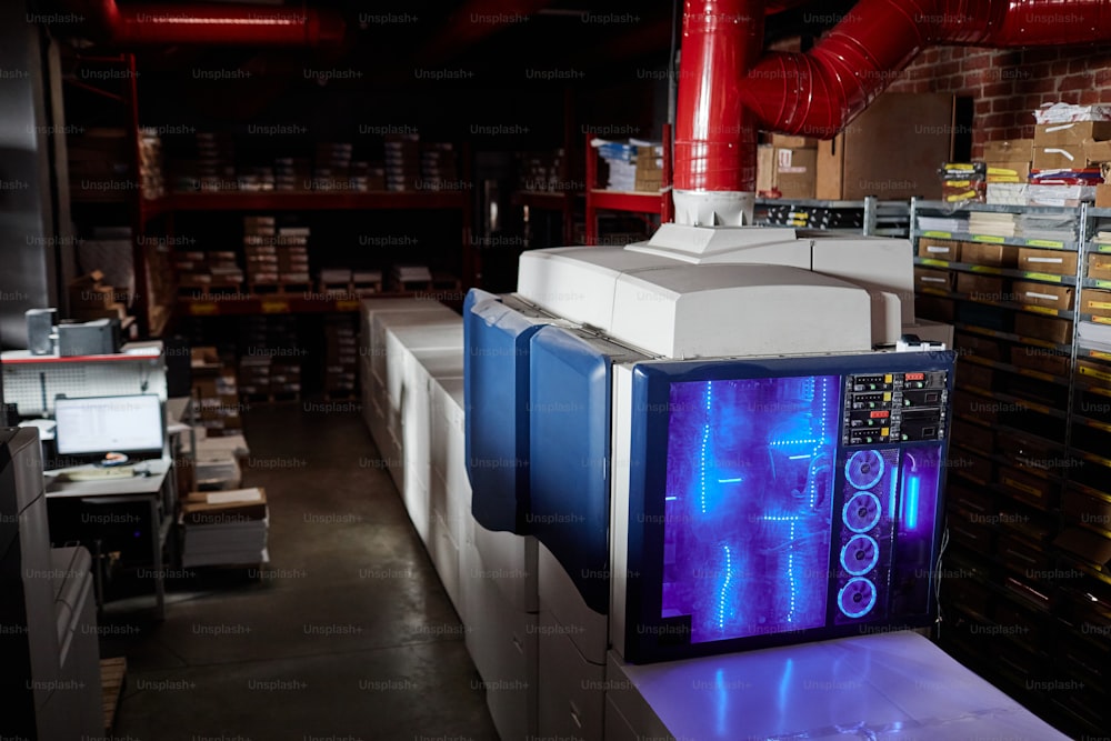 Immagine di sfondo dell'officina della fabbrica di stampa al buio con macchine luminose, spazio di copia