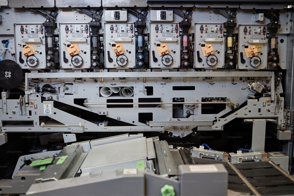 Immagine di sfondo tecnico delle macchine da stampa industriali in officina