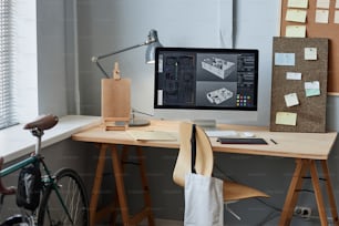 Hintergrundbild des Computers mit 3D-Hausmodell am Home-Office-Arbeitsplatz, Kopierraum
