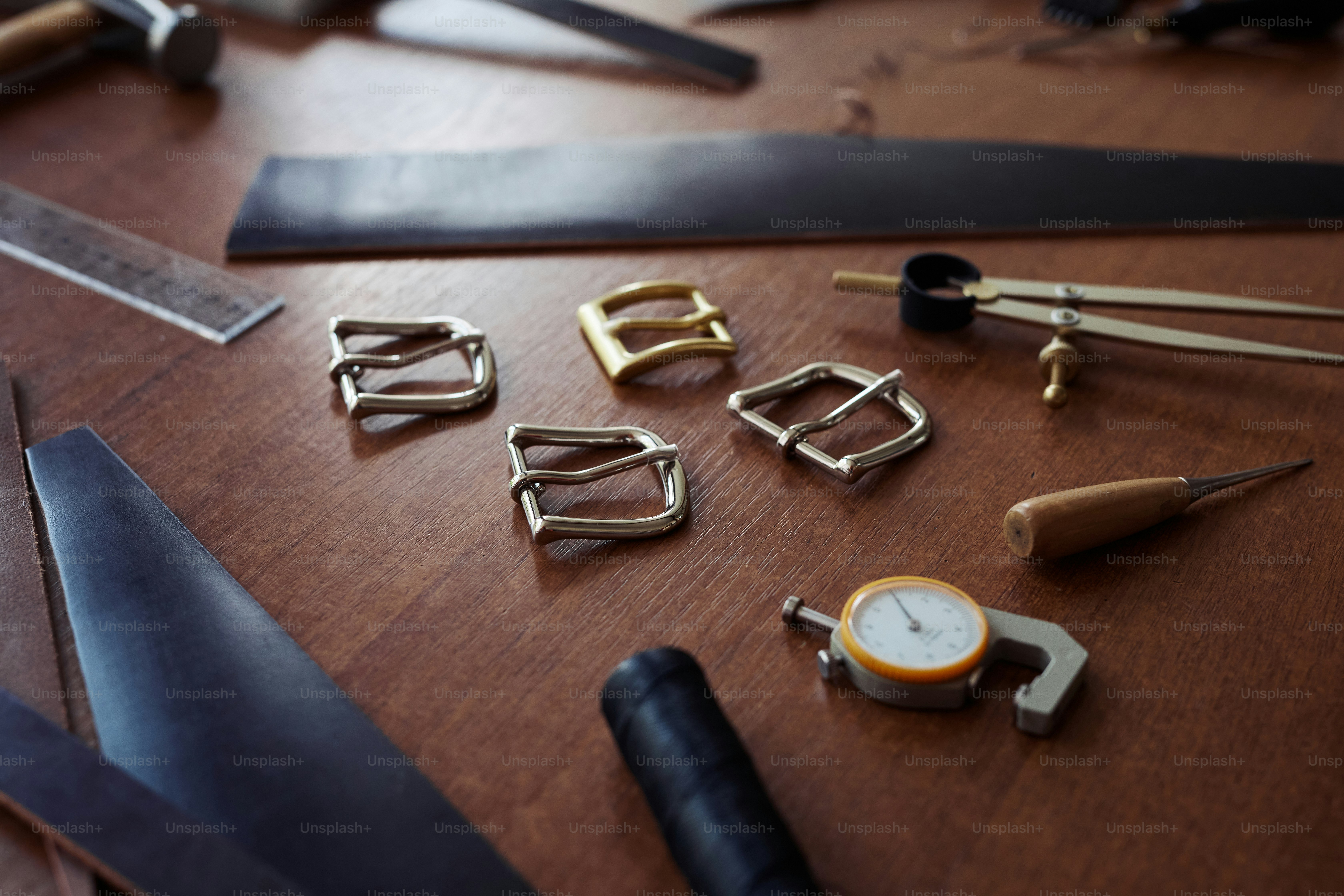 Gros plan de l’image de fond du matériel et des outils sur la table dans l’atelier de maroquinerie, espace de copie