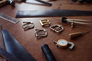 Nahaufnahme des Hintergrundbildes von Hardware und Werkzeugen auf dem Tisch in der Lederwerkstatt, Kopierraum
