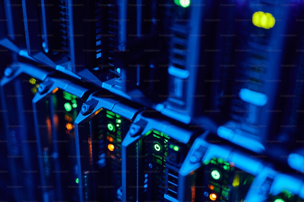 Imagem macro de servidores blade em luz neon azul empilhada no data center, espaço de cópia