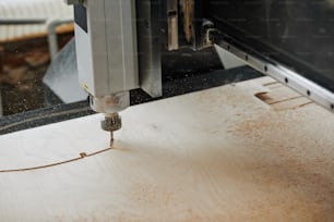 Nahaufnahme der CNC-Graviermaschine, die Holz in einer automatisierten Produktionswerkstatt mit Sägemehlflocken in der Luft schneidet, Kopierraum