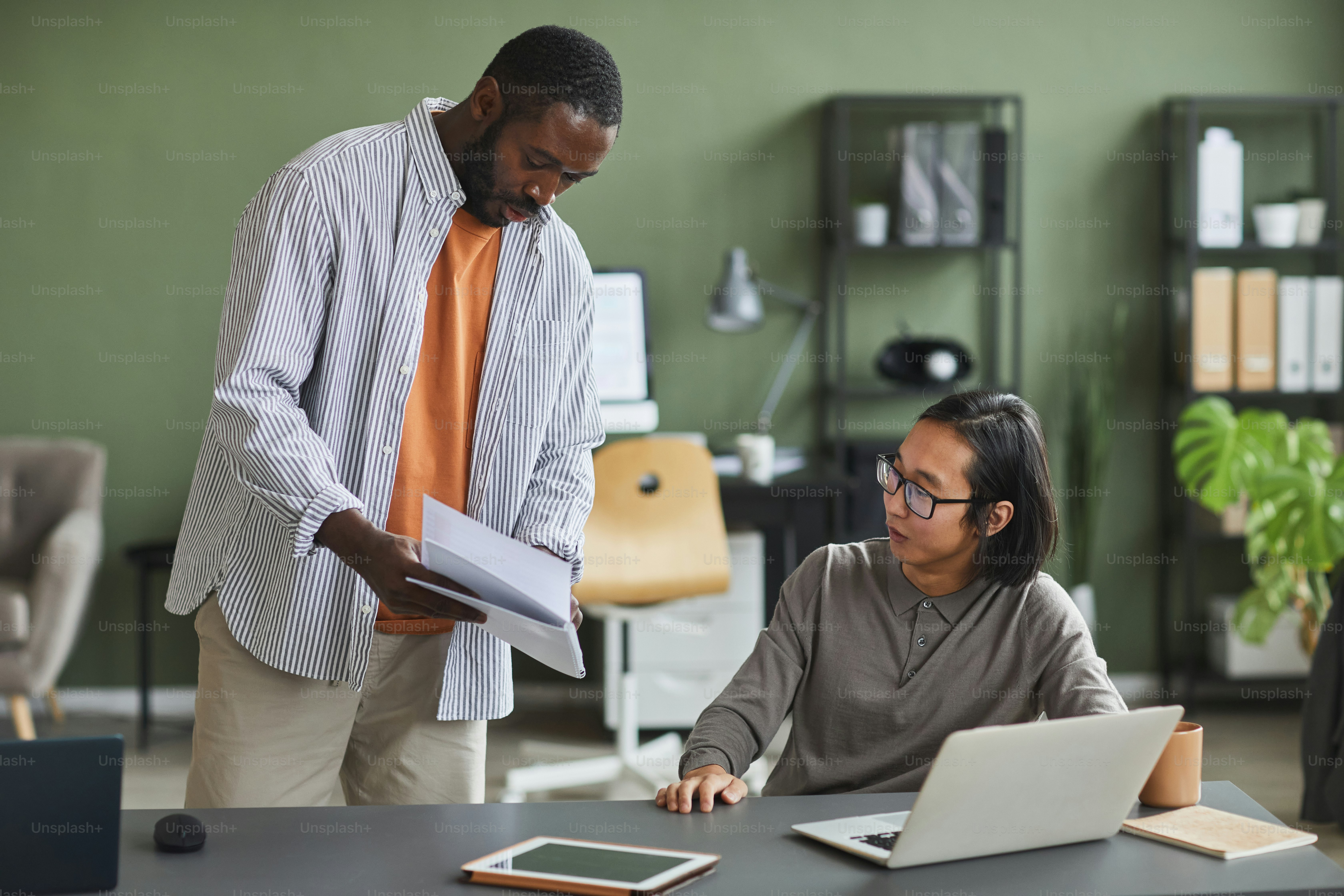 Portrait d'un homme afro-américain parlant à un collègue asiatique  demandant des conseils sur un projet en poste photo – Image de Bureau sur  Unsplash, image size:3000x2000