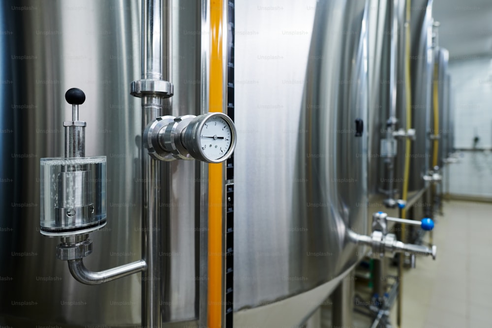 発酵ビールのタンク内の圧力を示す気圧計