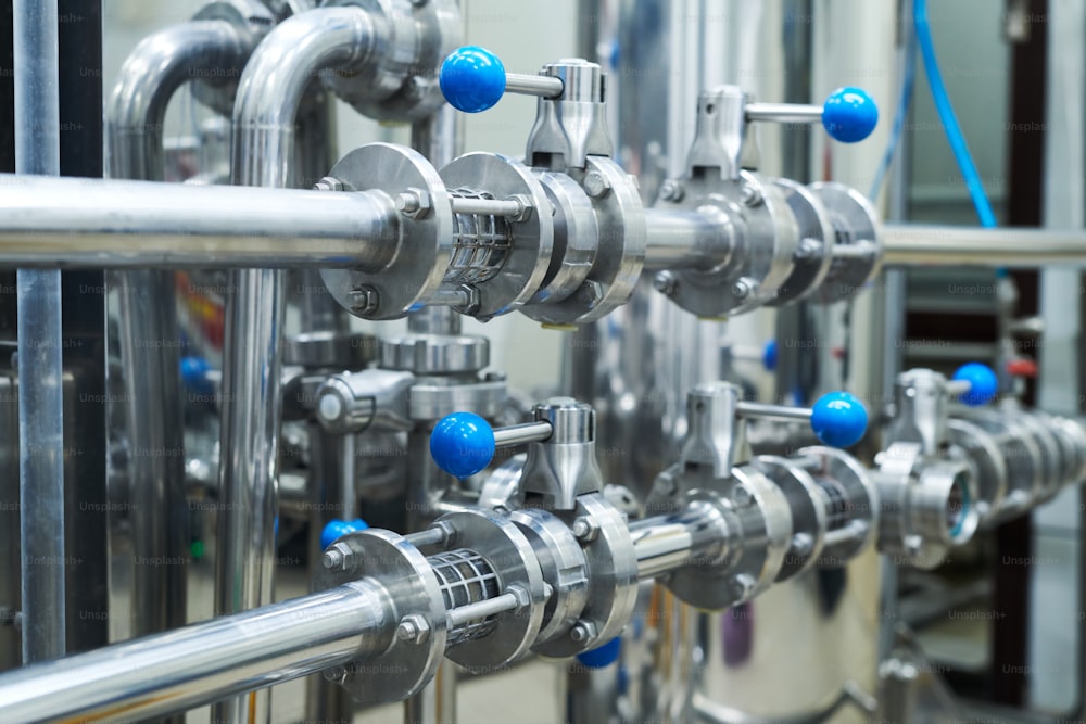 Sistema di tubazioni in acciaio presso il birrificio, concetto di produzione di birra