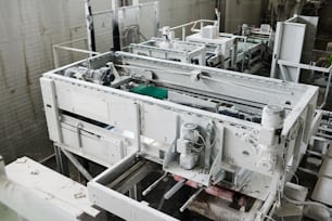 Parte de un amplio taller o planta con una gran máquina u otro equipo técnico preparado para la producción o procesamiento industrial