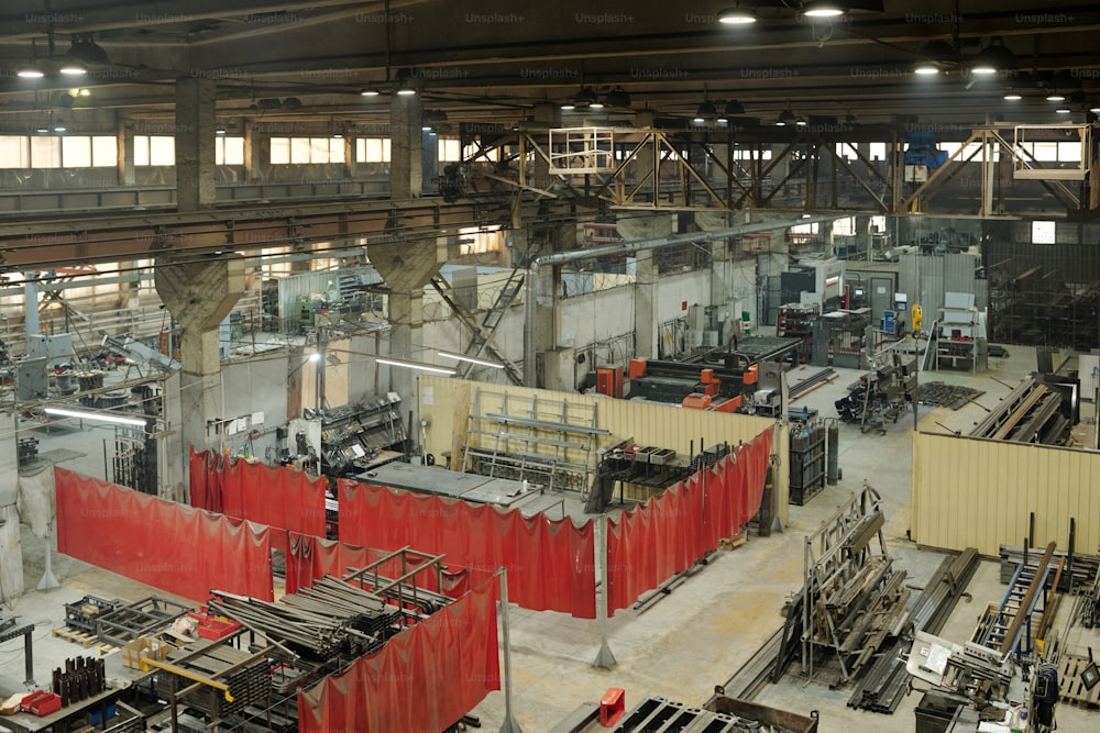 Teil des Innenraums einer geräumigen Industriefabrik mit mehreren Werken oder Werkstätten, die mit Huga-Maschinen und Metalldetails ausgestattet sind