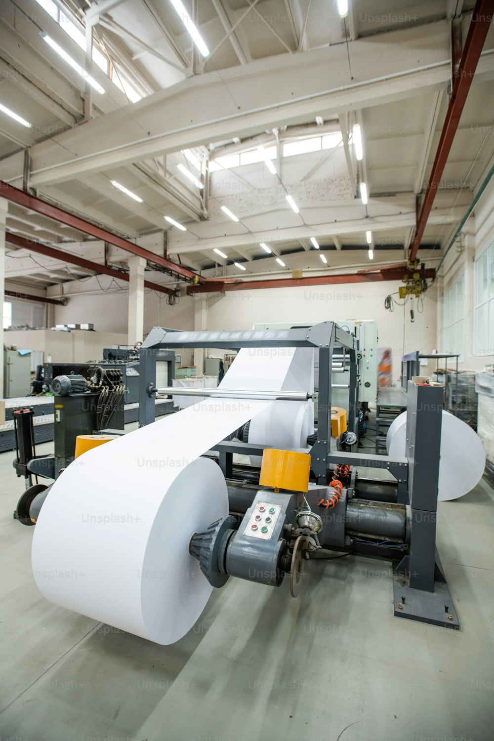 Presse d’impression automatisée avec rouleau de papier blanc dans un atelier industriel