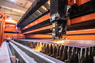 現代の機械製造工場における鋸歯状基板上の工業用機械加工鉄板の溶接または切断