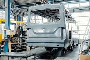 Construction métallique d’autobus dans une usine de véhicules.