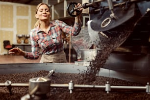 Un trabajador de una fábrica tostando café en las instalaciones.