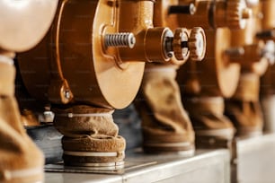 Primer plano de la máquina de molienda en la fábrica de café.