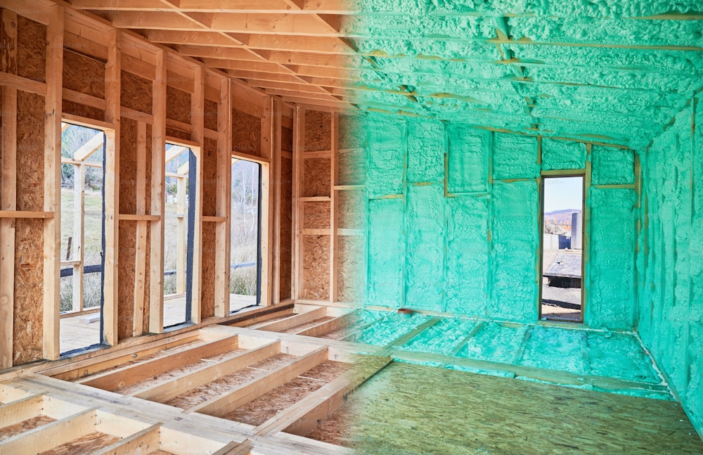 Collage fotografico prima e dopo la stanza di isolamento termico in casa con struttura in legno in stile scandinavo. Confronto di pareti spruzzate da schiuma di poliuretano. Concetto di costruzione e isolamento.