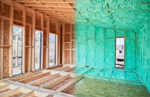 스칸디나비아 스타일의 헛간 집에 있는 나무 프레임 하우스의 단열실 전후의 사진 콜라주. 폴리 우레탄 폼으로 분사 된 벽의 비교. 건설 및 단열 개념입니다.