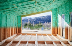 スカンジナビア風の納屋の家の木枠の家の断熱室の前後の写真コラージュ。ポリウレタンフォームでスプレーされた壁の比較。建設と断熱のコンセプト。