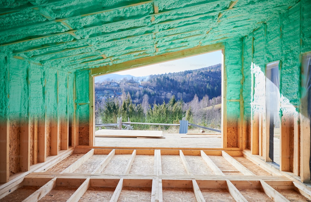 스칸디나비아 스타일의 헛간 집에 있는 나무 프레임 하우스의 단열실 전후의 사진 콜라주. 폴리 우레탄 폼으로 분사 된 벽의 비교. 건설 및 단열 개념입니다.