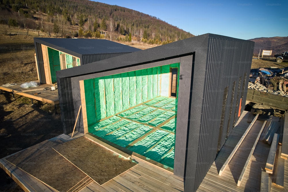Vista drone di due case con struttura in legno nei fienili in stile scandinavo isolati termicamente con schiuma di poliuretano. Concetto di costruzione e isolamento.