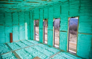Maison à ossature bois isolée thermiquement par mousse de polyuréthane. Concept de construction et d’isolation.
