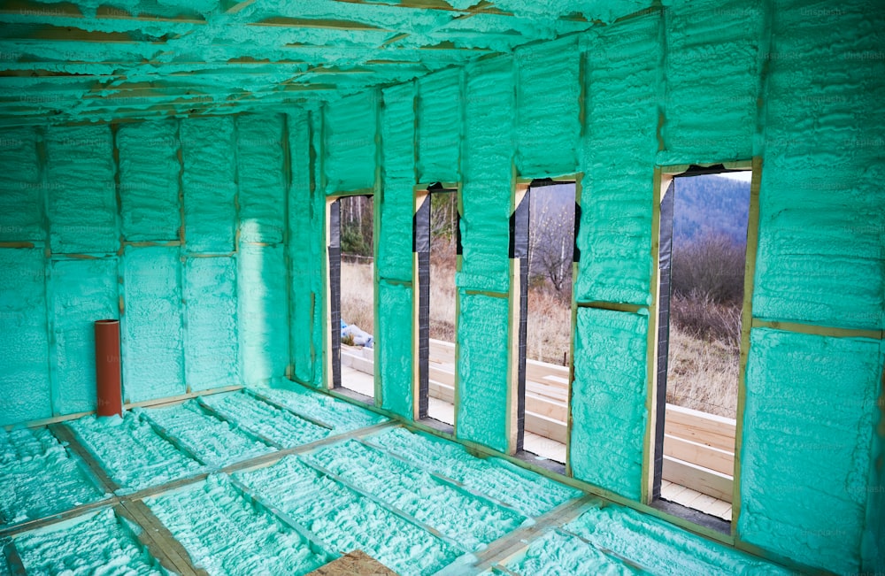 Casa de marco de madera aislada térmicamente por espuma de poliuretano. Concepto de construcción y aislamiento.