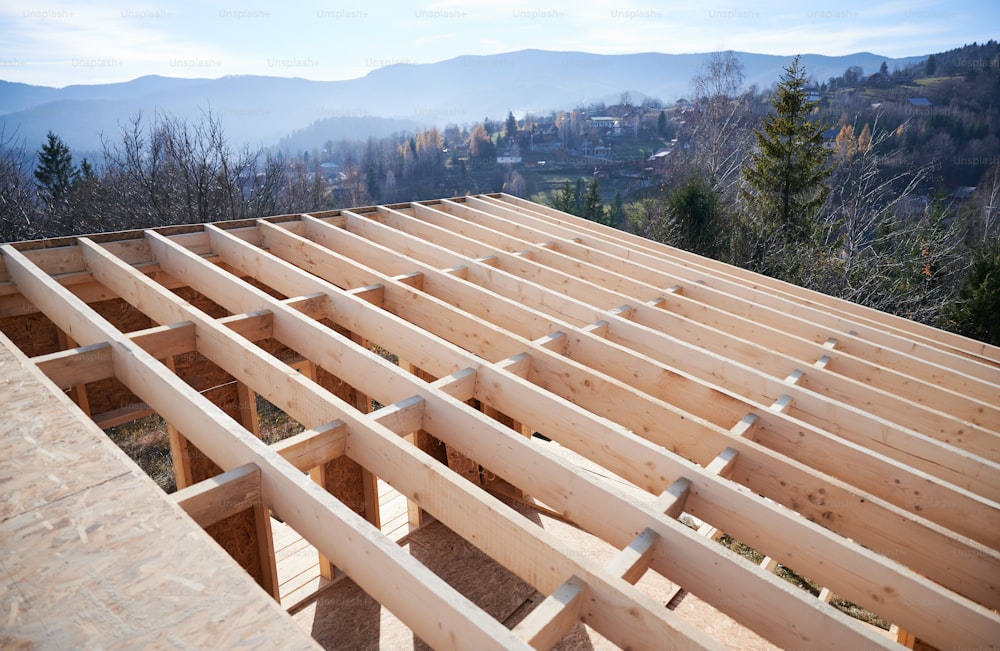Luftaufnahme Dach eines im Bau befindlichen Holzrahmenhauses in den Bergen.