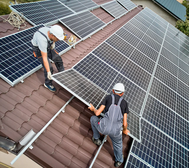 Équipe d'installation solaire en toiture