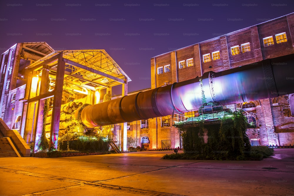 Edificios de fábricas y equipos industriales por la noche