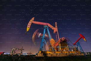 Nachts pumpt Öl unter dem Sternenhimmel