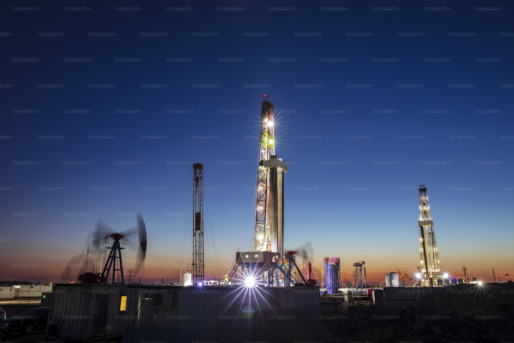 Campo petrolero, en la noche de la torre de perforación del campo petrolífero