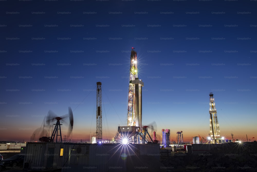 Oil field, In the evening of oilfield derrick
