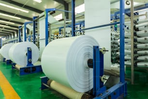 Laboratorio di produzione di sacchetti di imballaggio, Il laboratorio di produzione di cinture tessute, Un laboratorio di fabbrica in cui vengono prodotte cinture tessili