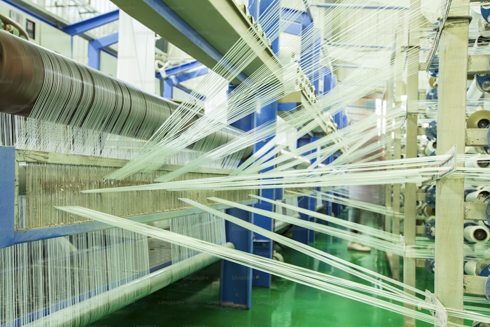 Taller de producción de bolsas de embalaje, El taller de producción de cintas tejidas, Un taller de fábrica donde se producen cintas textiles