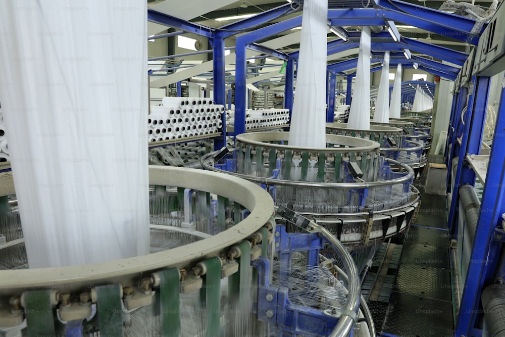 Taller de producción de bolsas de embalaje, El taller de producción de cintas tejidas, Un taller de fábrica donde se producen cintas textiles
