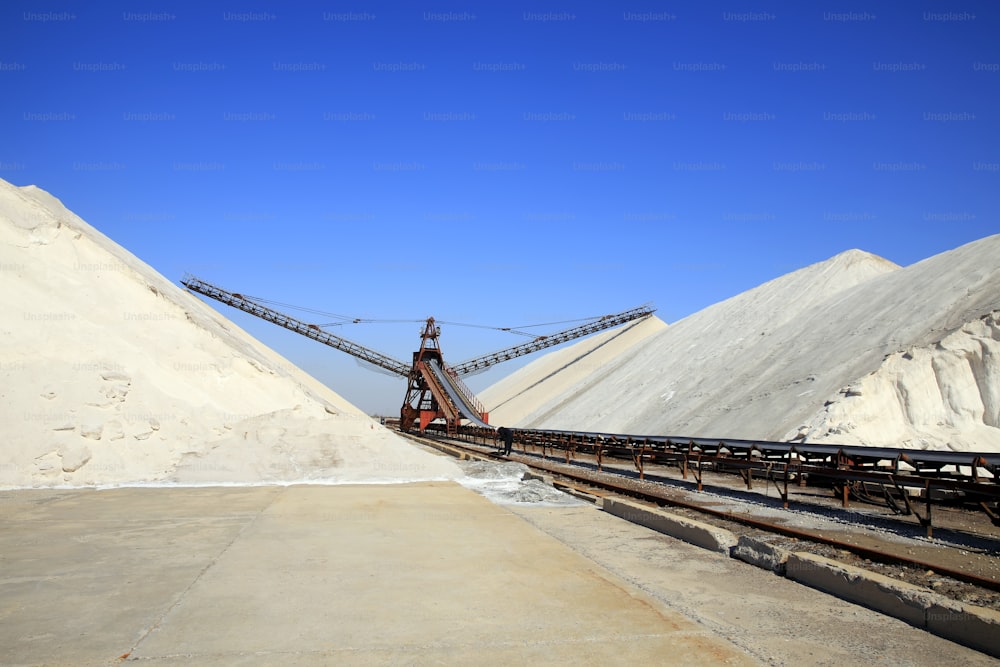 Meersalzproduktion.  Maschinen für die Aufbereitung des Salzes, Anlagen zur Salzgewinnung, Anlagen und Salzvorräte einer Salzfabrik